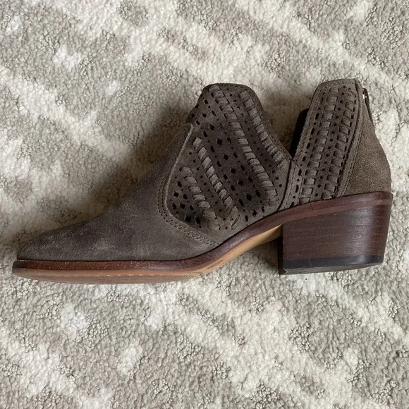 •Vince Camuto• Prasata Suede Ankle Boots - Picture 5 of 14